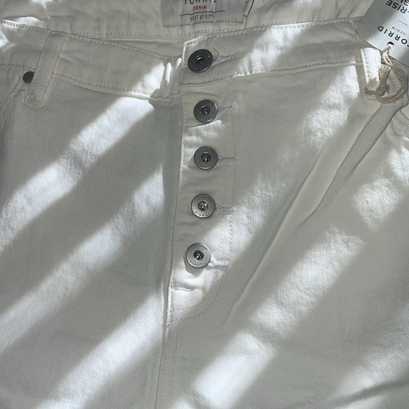 NWT torrid high-rise straight white denim with 5 button fly and raw hem. - Picture 4 of 4